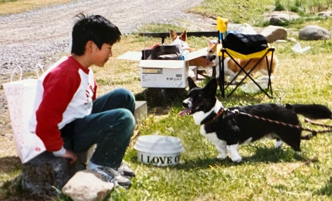 コーギーと人生をともにする飼い主の、30年前と現在のビフォーアフターに14万いいね！コーギー愛が溢れる写真に、ほっこりせずにはいられない！