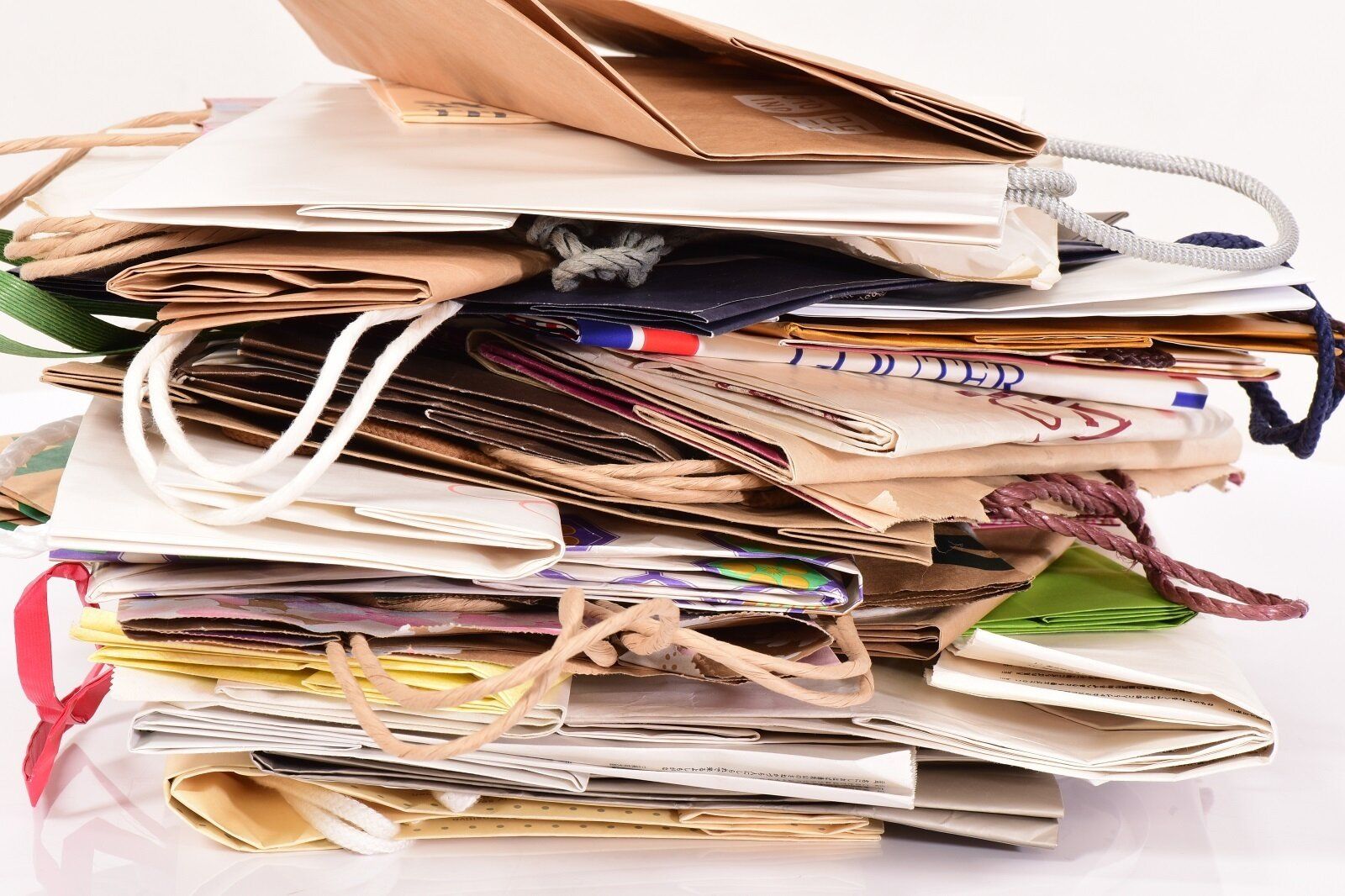 気づいたらパンパン…な紙袋やエコバッグを「増やしすぎない方法5選」ためこまず使い切るのがコツ！