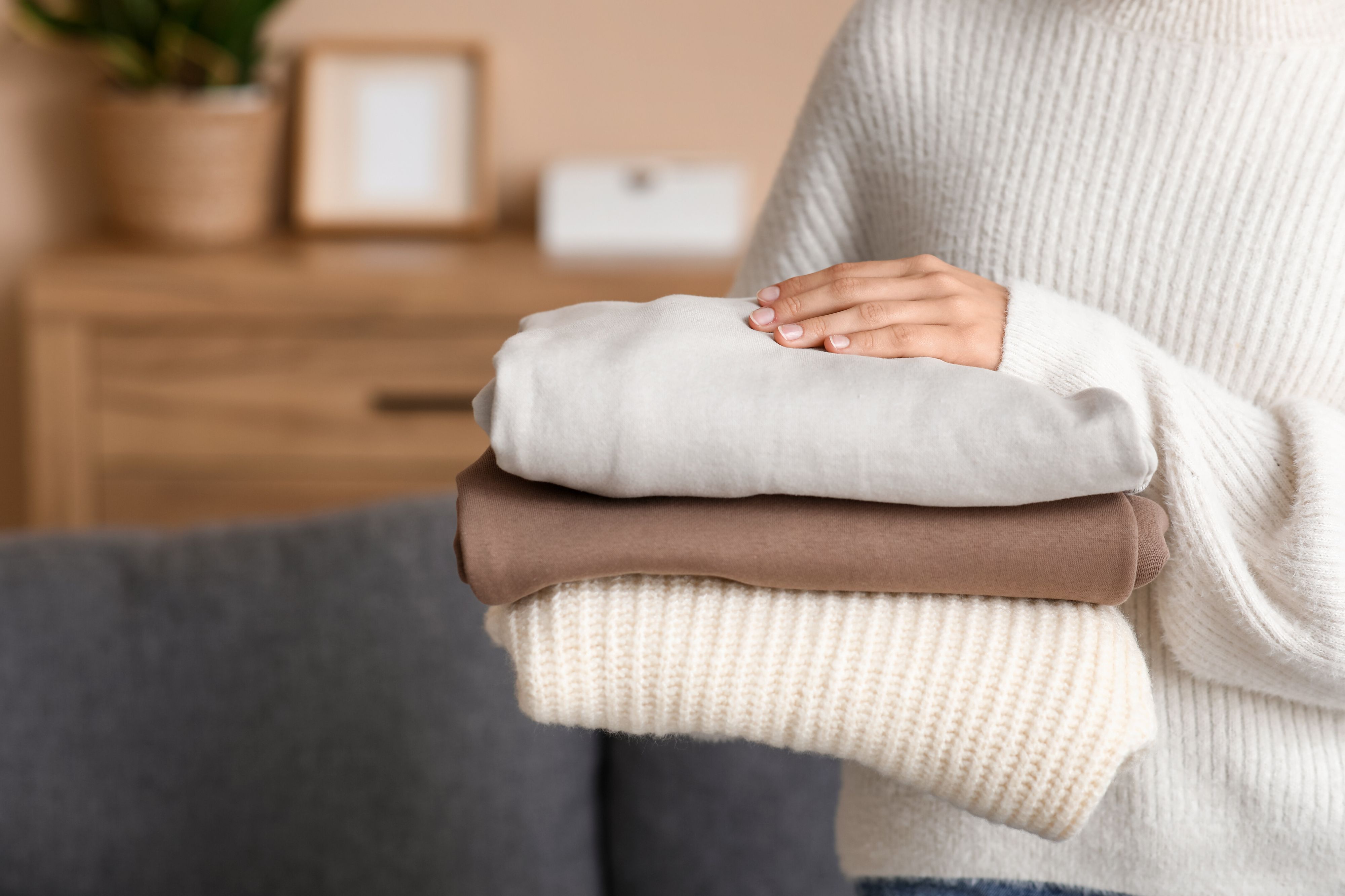 気づかないうちに「地味見え」！40代の冬ファッションNGコーデ3選