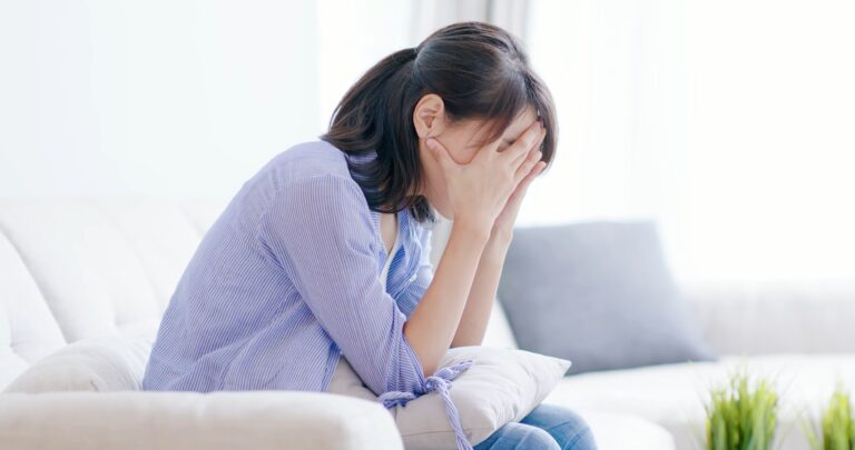 このイライラは更年期症状？見分け方は？更年期とホルモンとの関係や対処法を紹介
