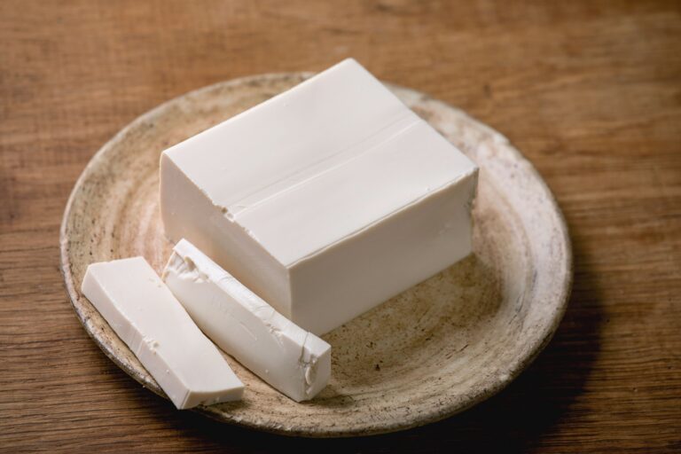 「豆腐」を食べすぎるとどうなる？じつは「臭い」に関連したデメリットも