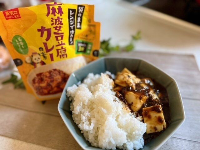 【カルディ】人気の黒麻婆に新作が出た！レンジで温めるだけでできちゃう 絶品！麻婆豆腐の丼とカレー2種