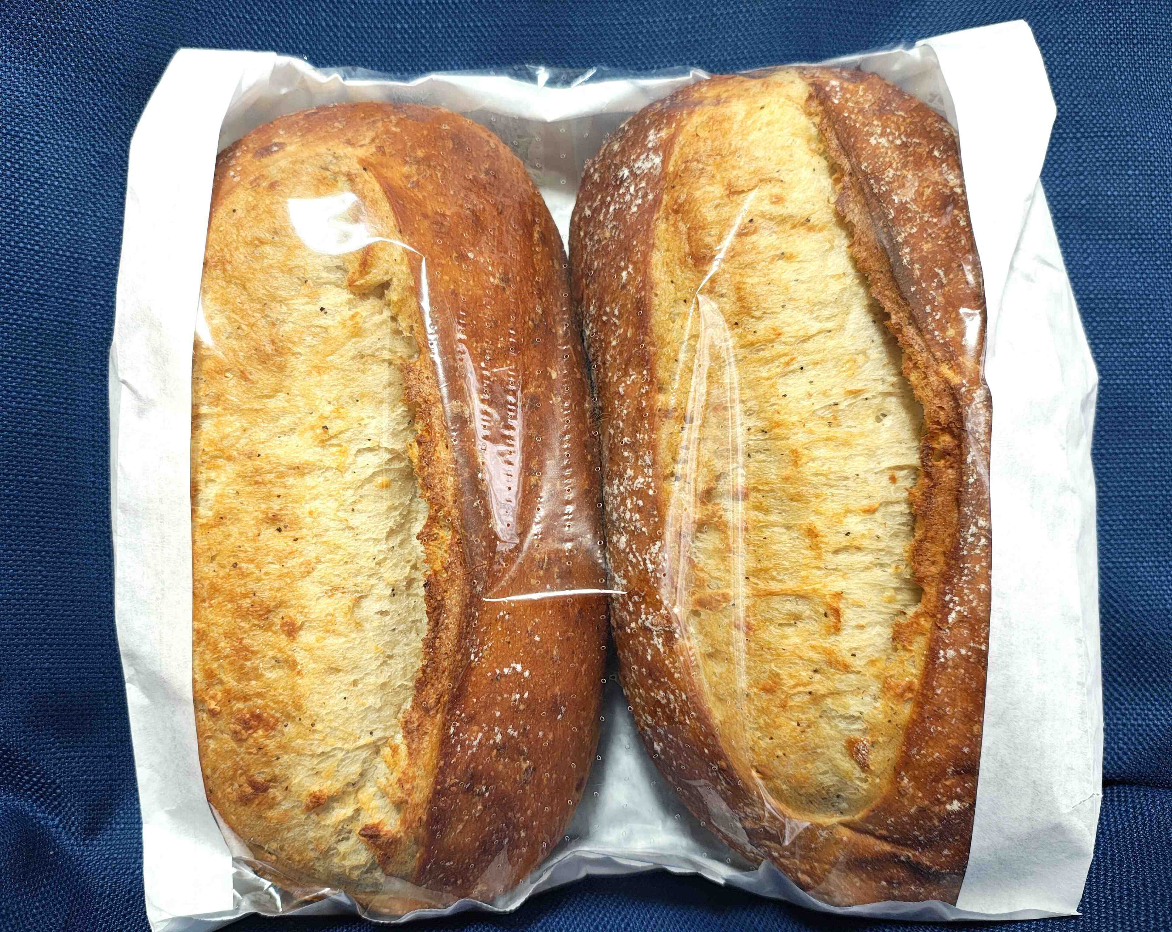 ベーカリー顔負け！【コストコ】にブラックペッパーとスイスチーズが香る超本格パンが登場しました