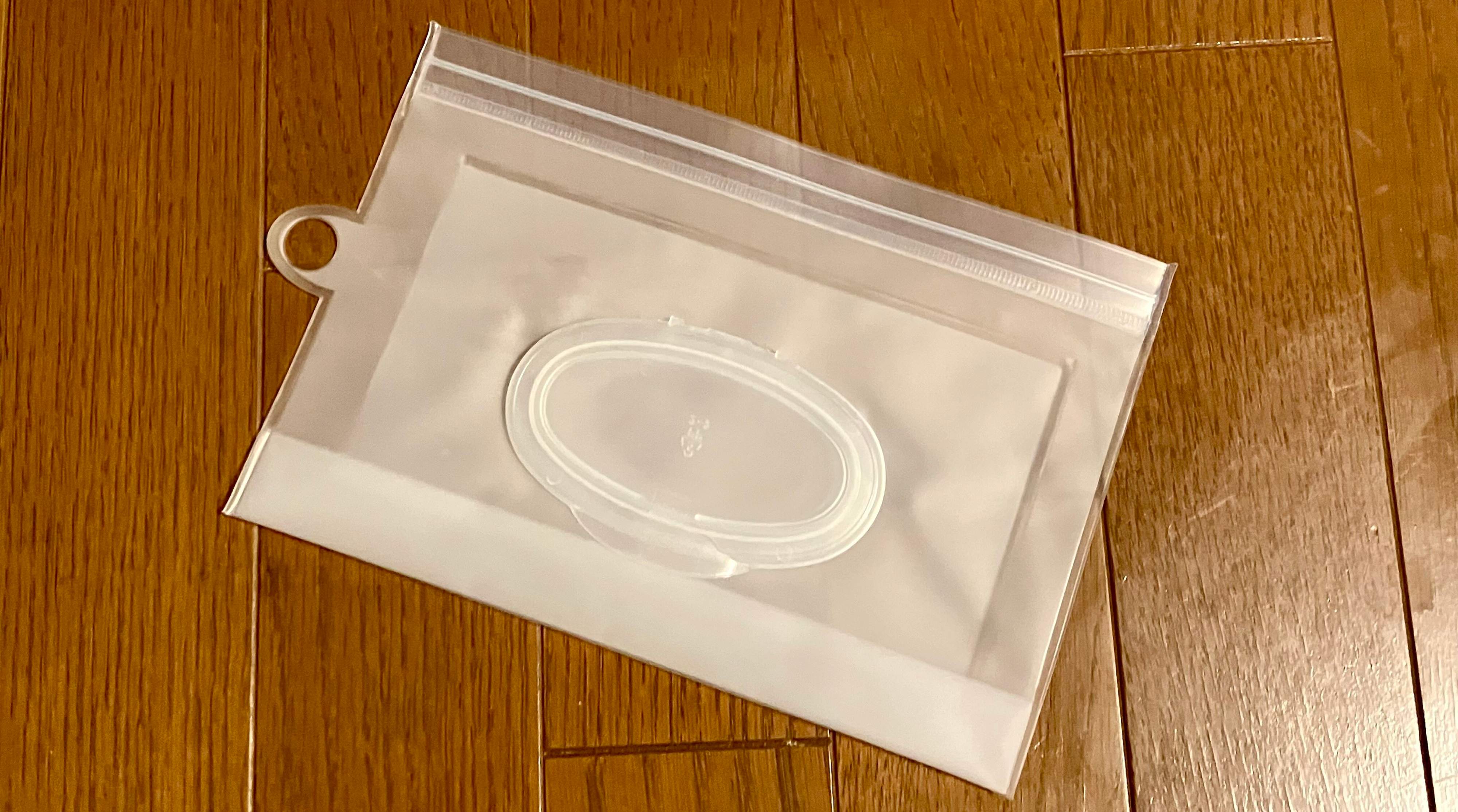 【キャンドゥ】大人気のウェットシートケース、お値段110円のままでフック穴とポケットが付いて新登場！