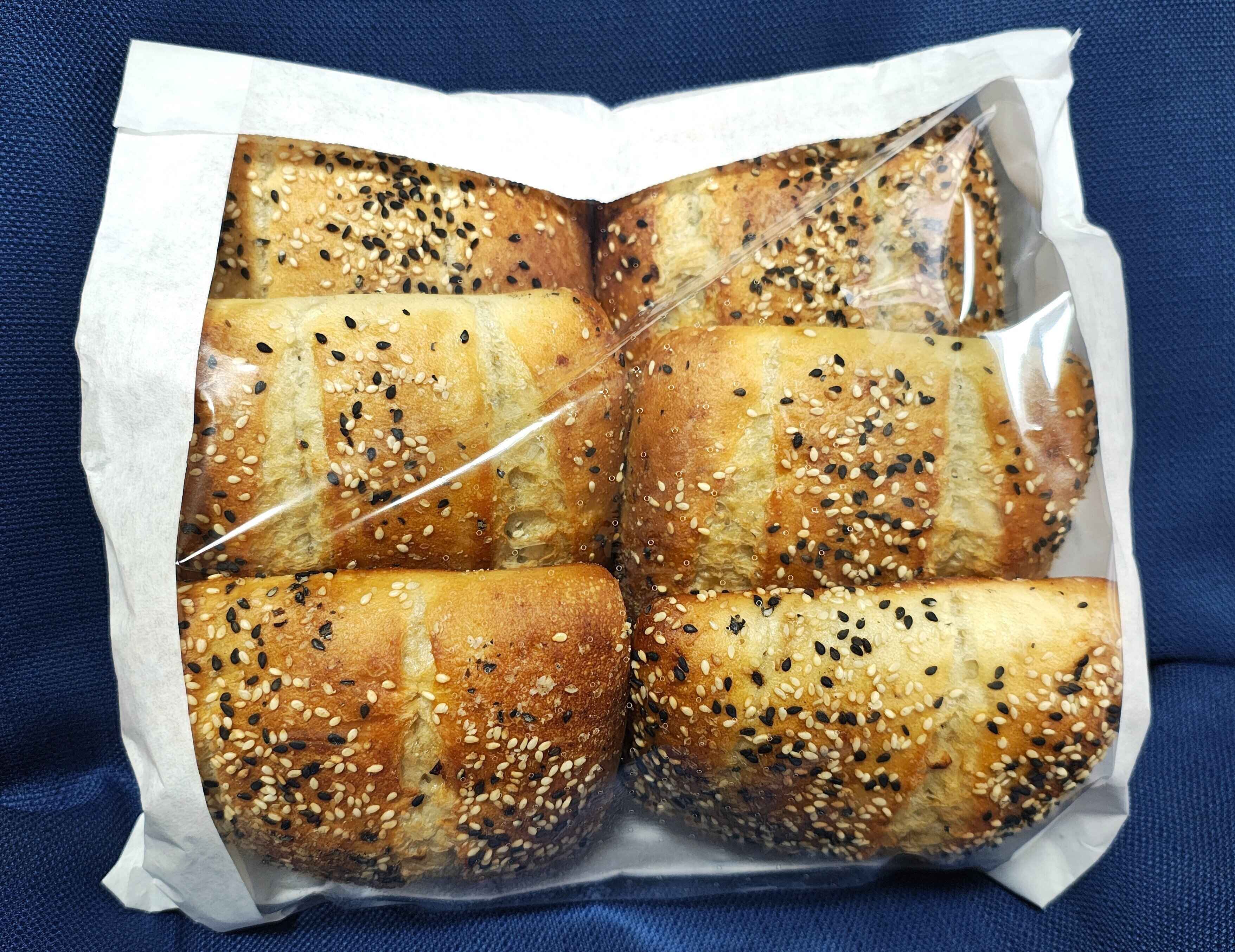 【コストコ】ベーカリーコーナーの新商品。ごまが香ばしい「エブリシングチャバタ」はそのままでもアレンジしても！