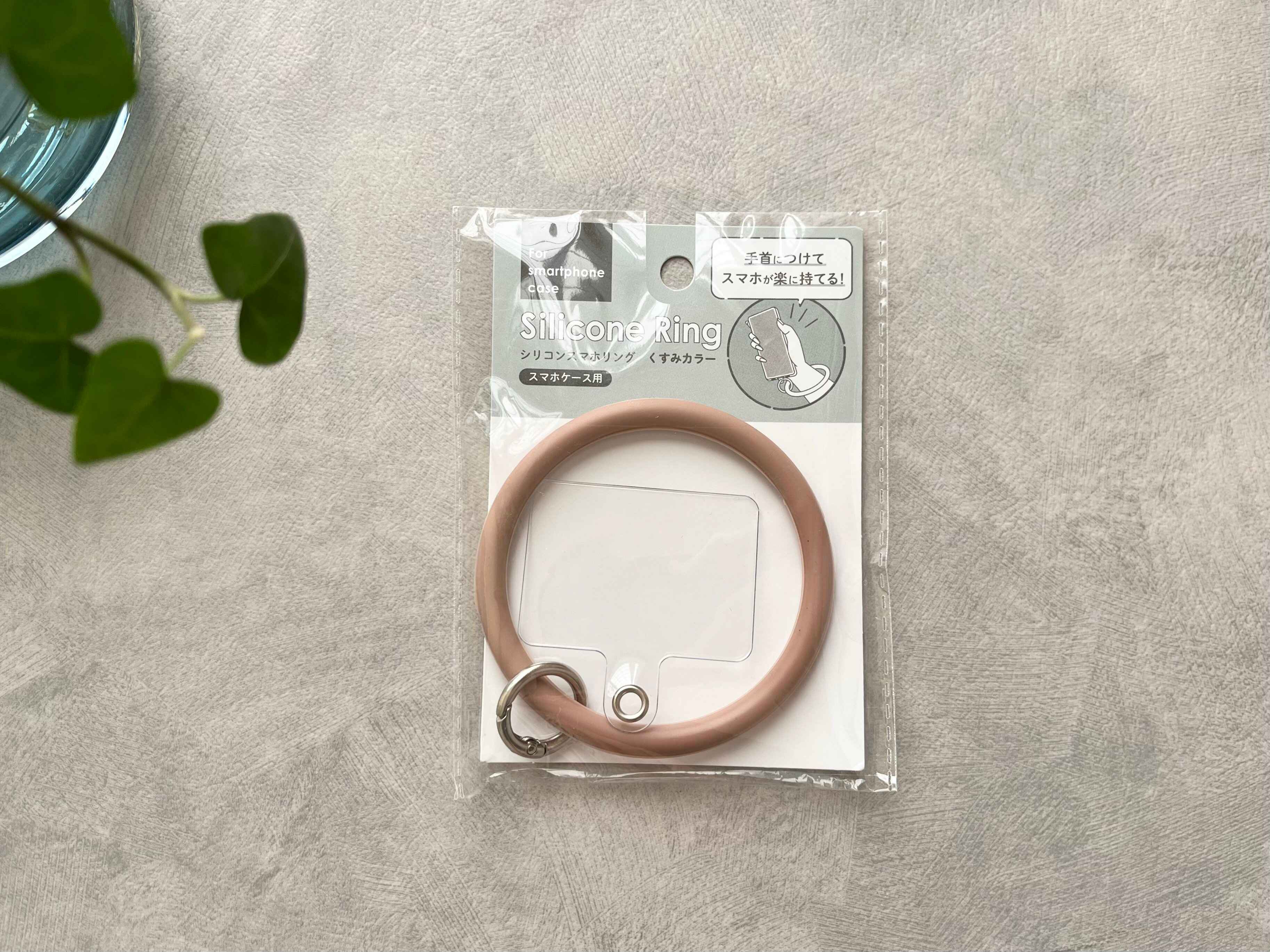 「こんな斬新な使い方があったの!?」」「考えた人、天才！」セリアのスマホブレスレットの意外な活用術