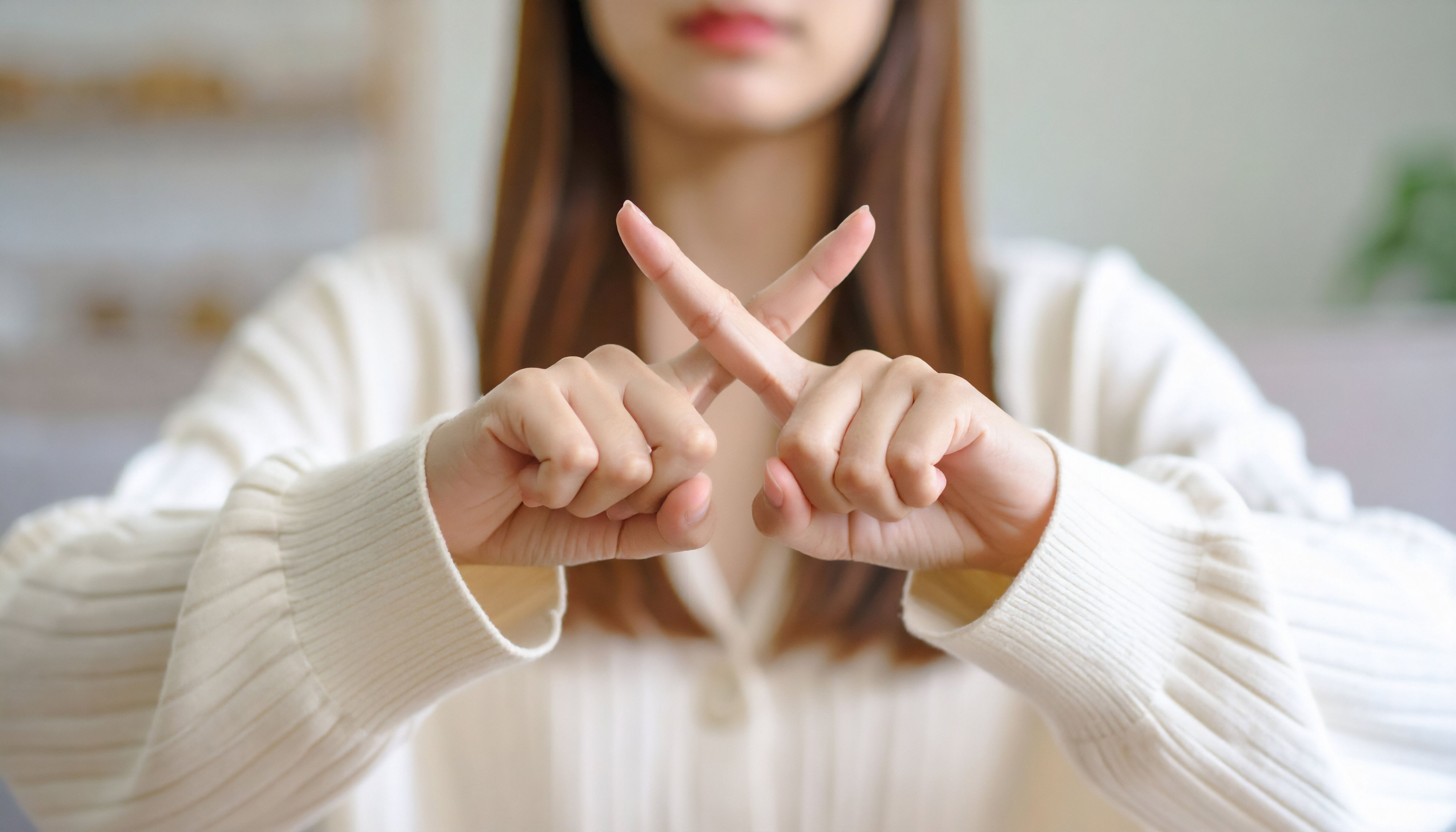 気づかないうちに「おば見え」！40代が冬にやりがちなNGニットコーデ