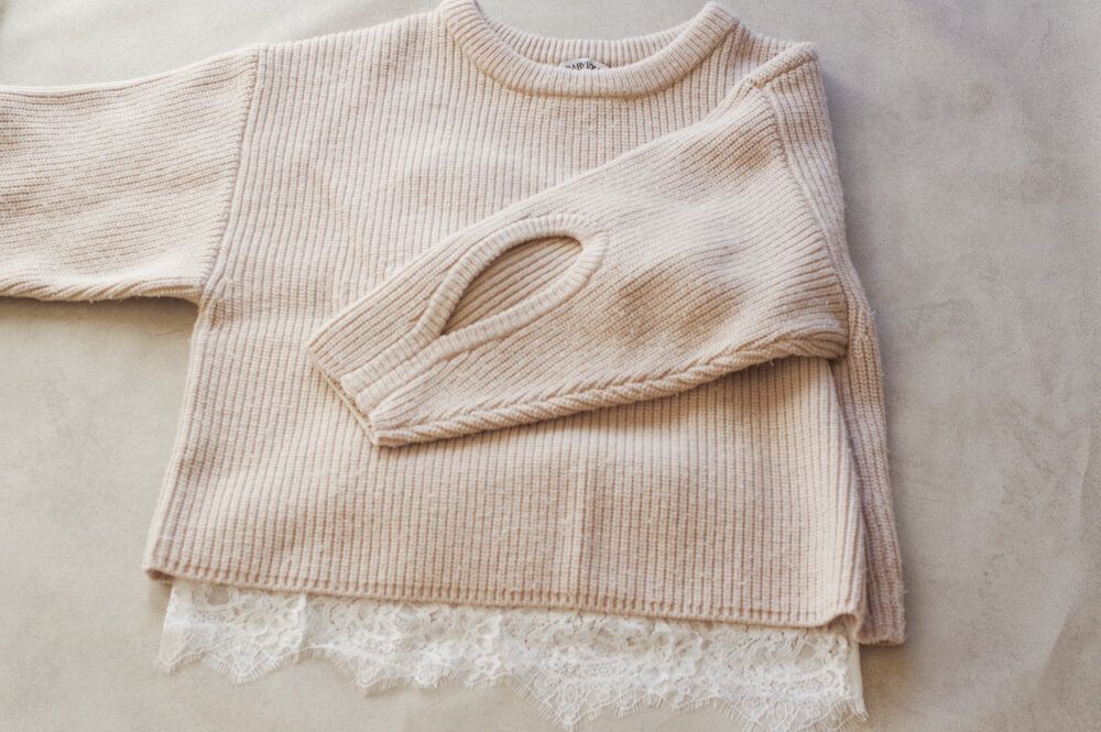 裾から見せると今っぽいアイテム「レースキャミソール」40代はこう着こなす！