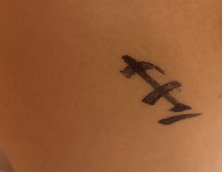 小3息子の腕にペンで書かれた謎のものを発見。なにを書いたのか聞いたときの予想外の答えに「ナイスセンス」の声