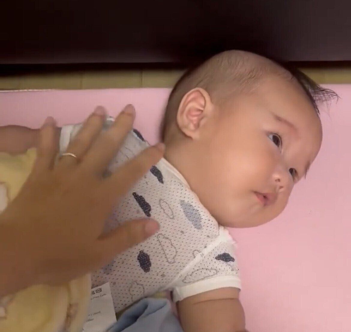 ママのトントンだけでスヤスヤ眠る生後4カ月の息子。その姿に「ほっこり」「やっぱり母の手は魔法の手ですね」の声