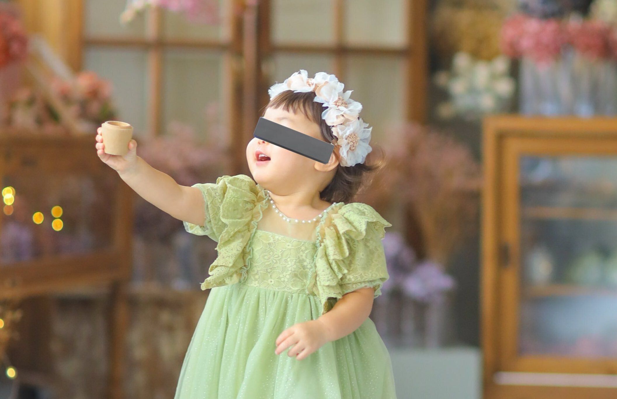 フォトスタジオで撮ったバースデー写真、2歳娘がルンルンのあまり“宙に浮いている”!?「天使の羽が見える」「妖精のよう」と13万人がほっこり