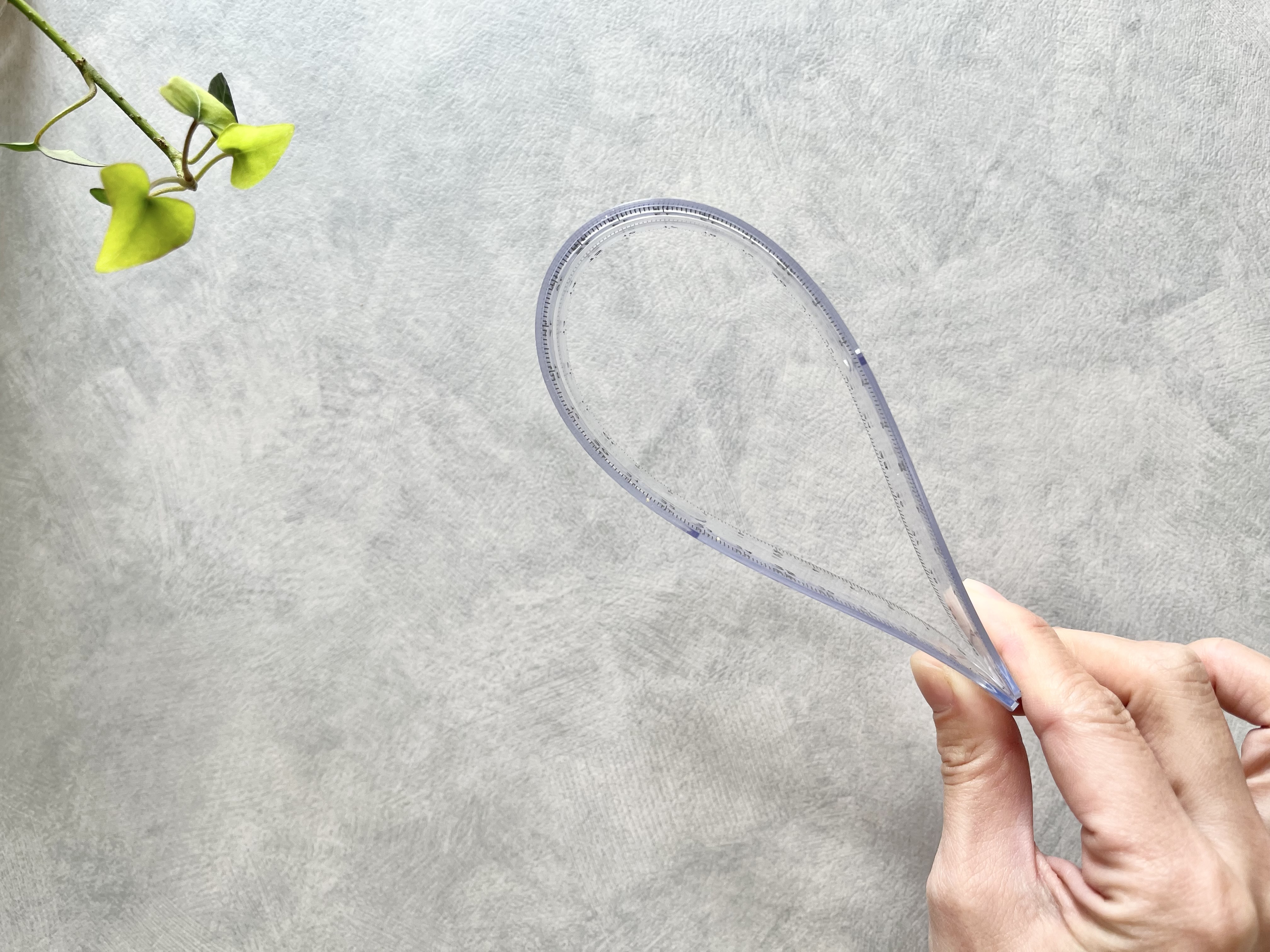 「こんな便利なのがあったなんて！」「使えるのは平面だけじゃない！」セリアで見つけた画期的な定規は買わなきゃ損な優秀アイテム