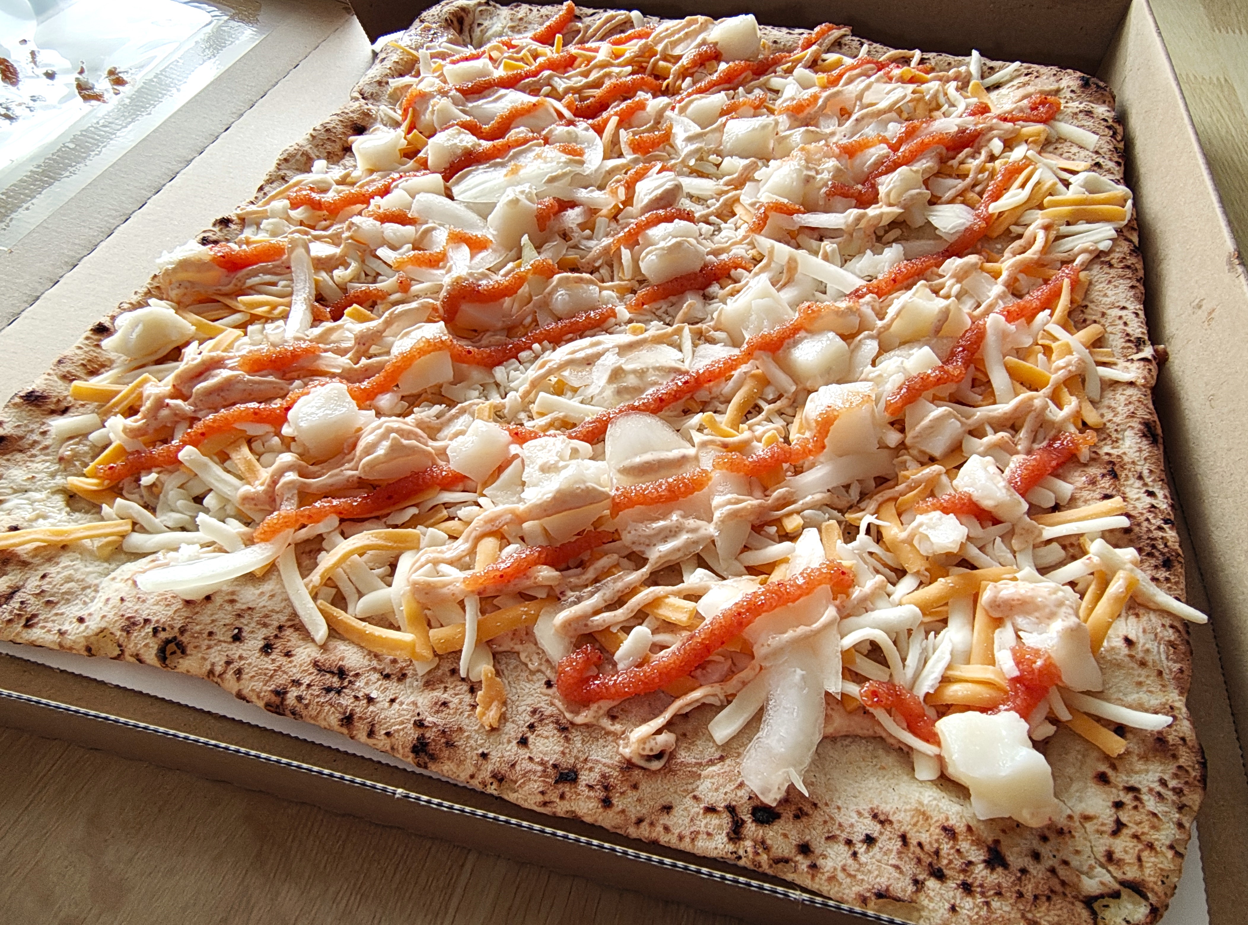 【コストコ】四角いピザに新味が登場。「テイク＆ベイク四角ピザ明太子マヨピザ」は家族でハマる味！