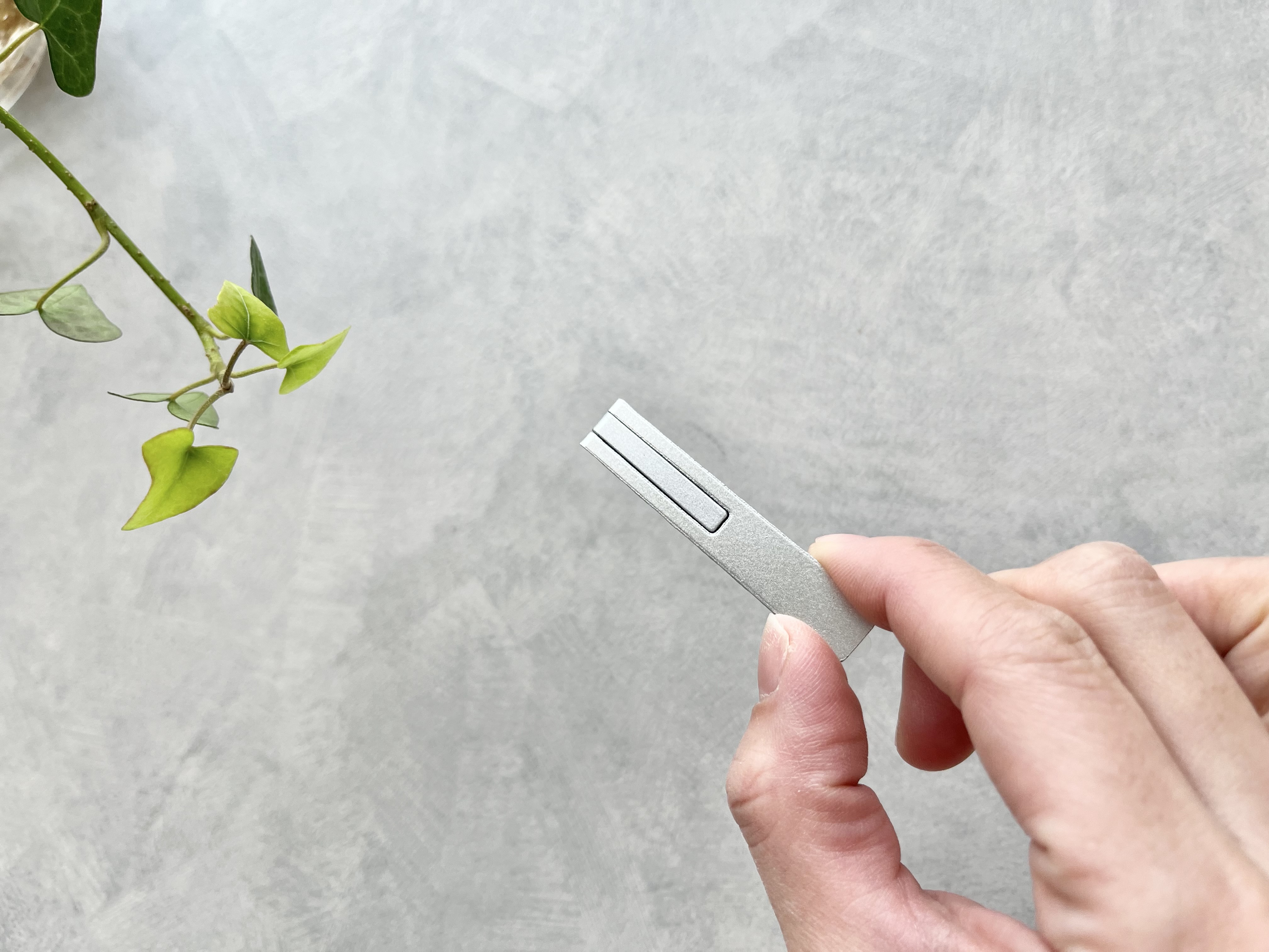 「箸置きみたいなのに超優秀！」「見つけたらすぐ買って！」ダイソーの極小モバイルグッズが便利すぎて手放せない！