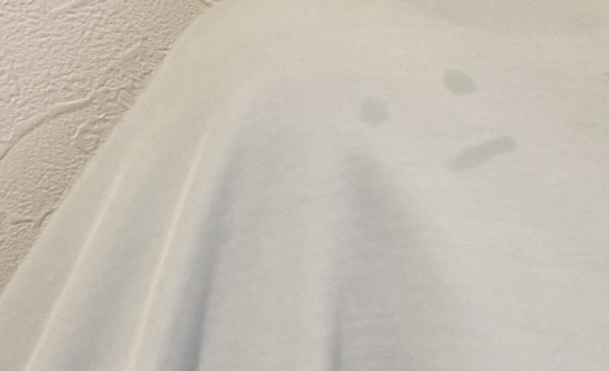 風邪を引いた娘を抱っこから下ろしたら、肩に顔が生まれてた?!鼻水でできた虚無顔のシミに思わずホッコリ