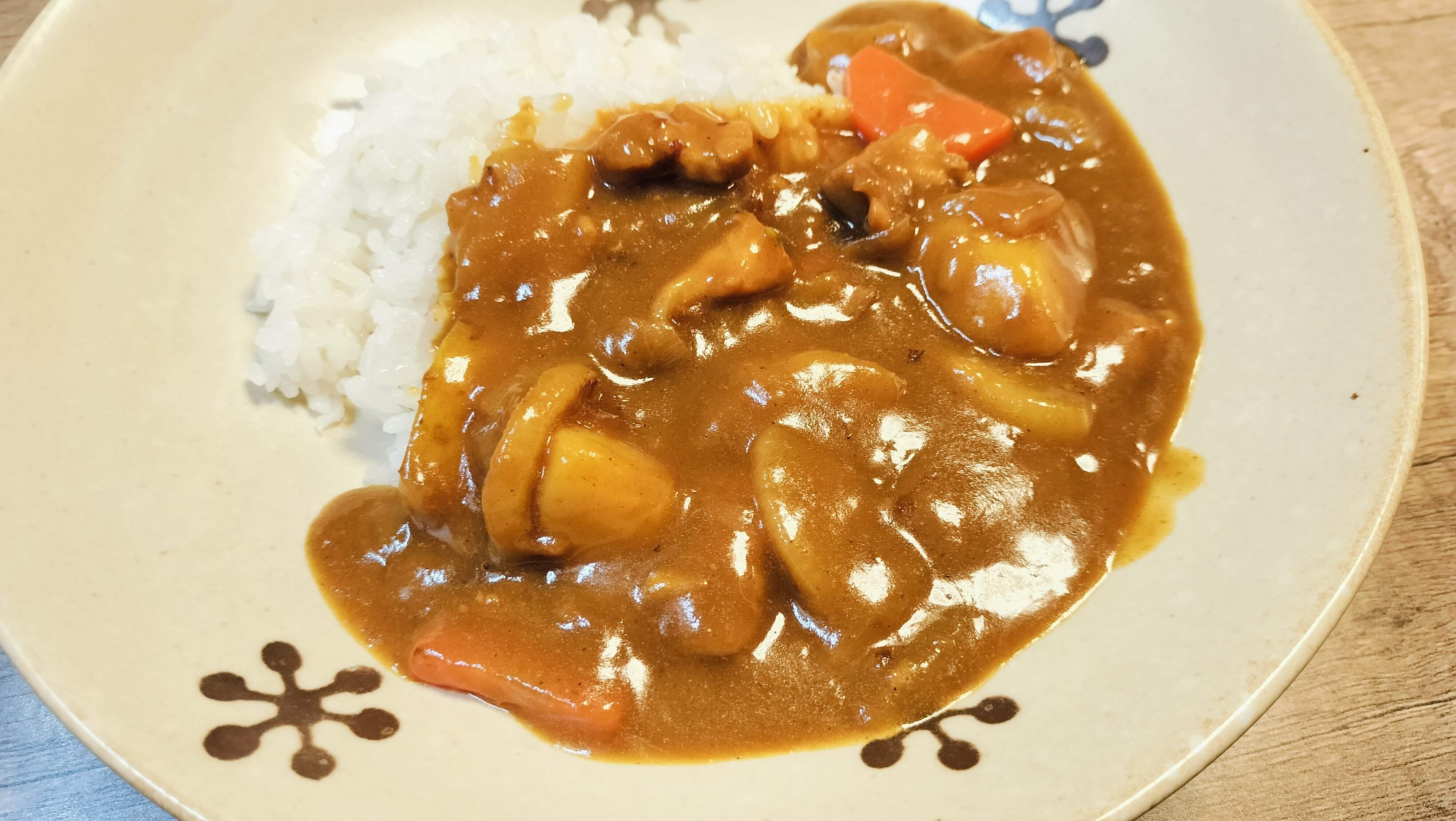 一度食べたら普通のカレーに戻れないかも…入れるとやみつきになる食材とは？