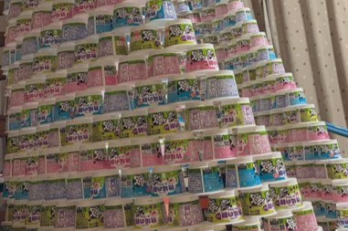 リビングにヨーグルトカップの塔が突如出現！買い物を終えて帰宅したママを迎えた芸術作品にいいね続々