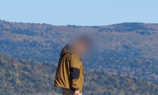 りりしい見た目とのギャップがかわいい！湖のさん橋で飼い主の足に挟まるハスキーに8.5万「いいね」が集まる