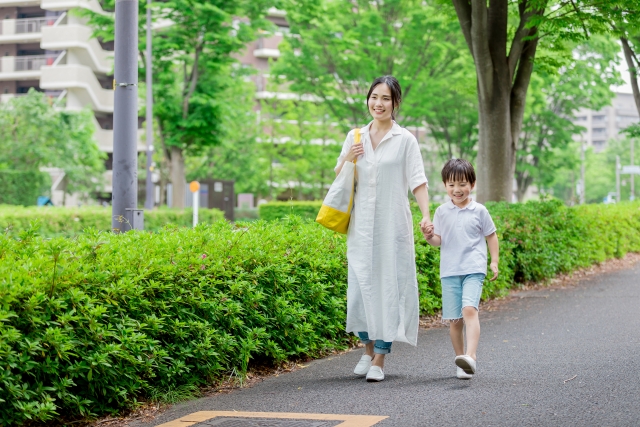 図鑑より効く!? 散歩が10倍楽しくなる、元編集者推しの「自然に触れる」絵本