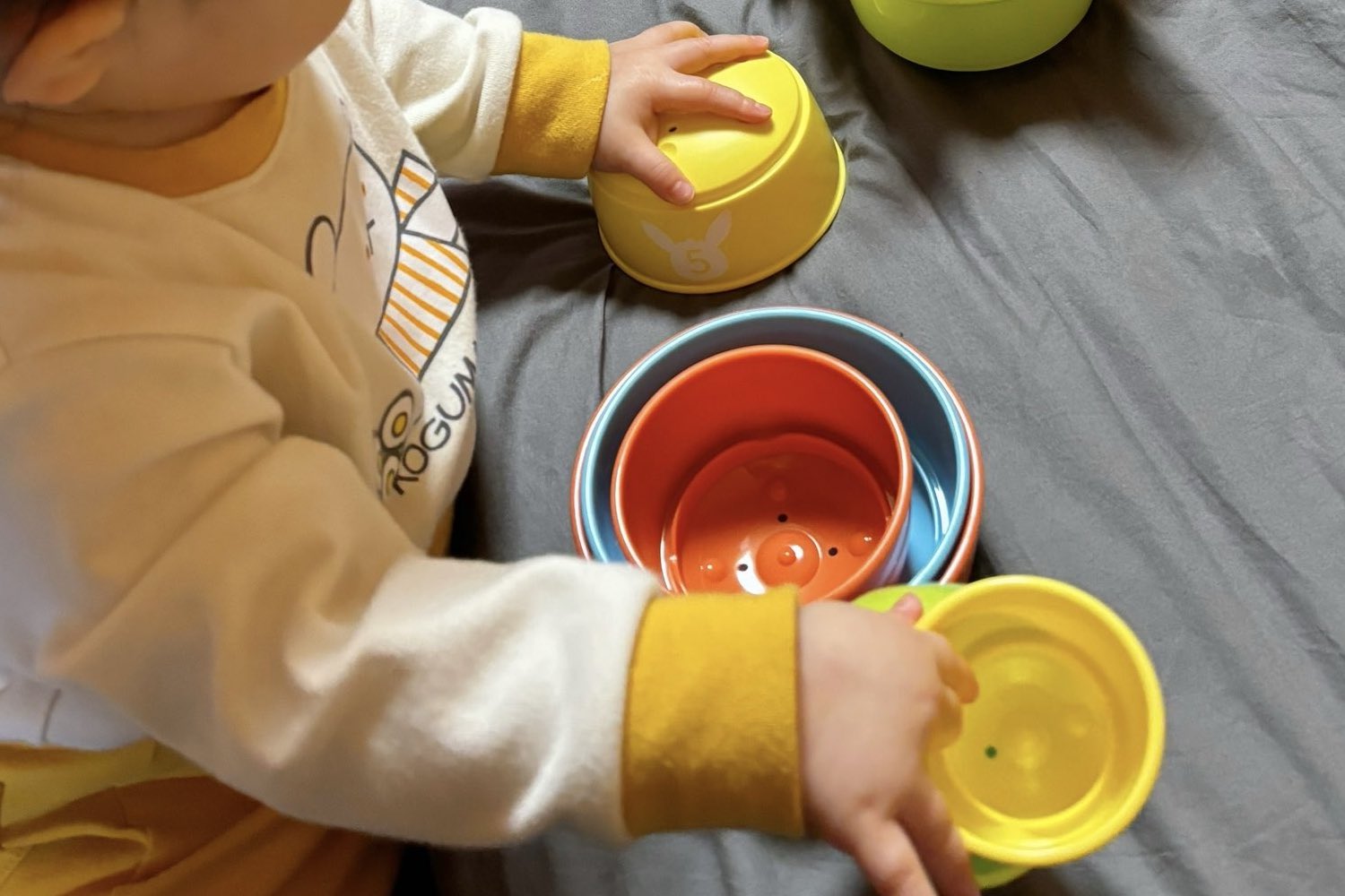 1歳のおままごとに付き合ってくれる優しいにゃんこが話題に！からっぽのお椀で「食べるマネ」をする姿に2.1万人がほっこり！