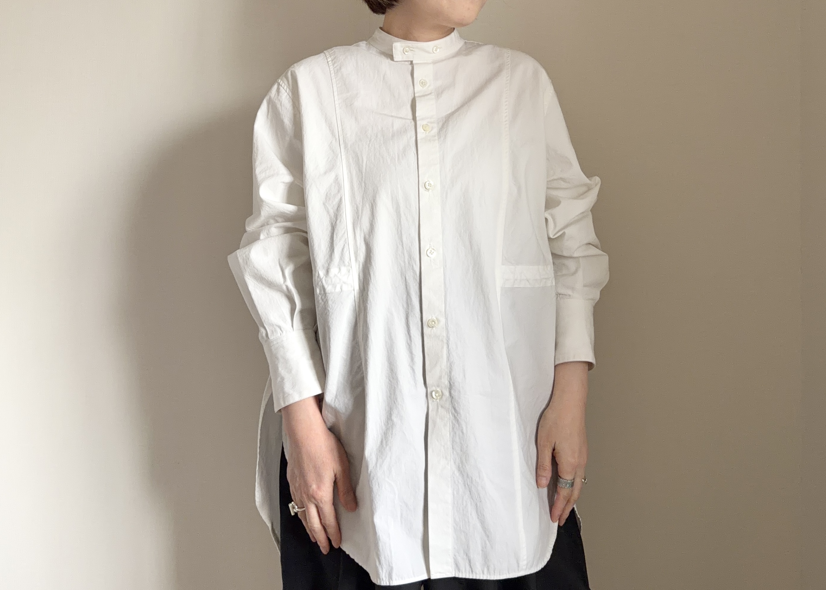 上着を脱いでも大丈夫！40代の体型を「1枚でカバーする」春の優秀トップス3選