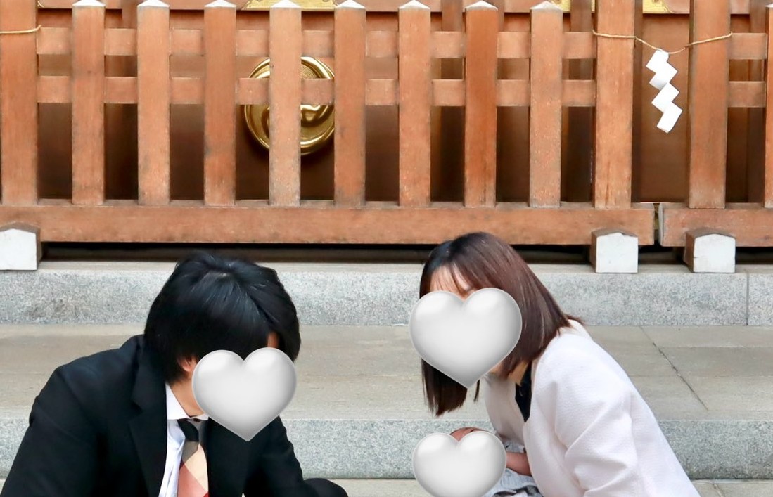 “ハードルが高すぎる”お宮参りでの家族写真！2歳児らしさ全開の姿に3.8万いいねと「これで正解」「絶対絶対宝物になる」と温かいコメント集まる