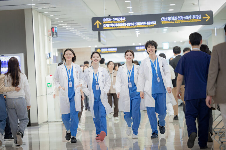 《韓国ドラマ》『愛の不時着』『賢い医師生活』の制作陣も…名脚本家・名監督が手がけた「心に響く」近年の名作韓ドラ10選