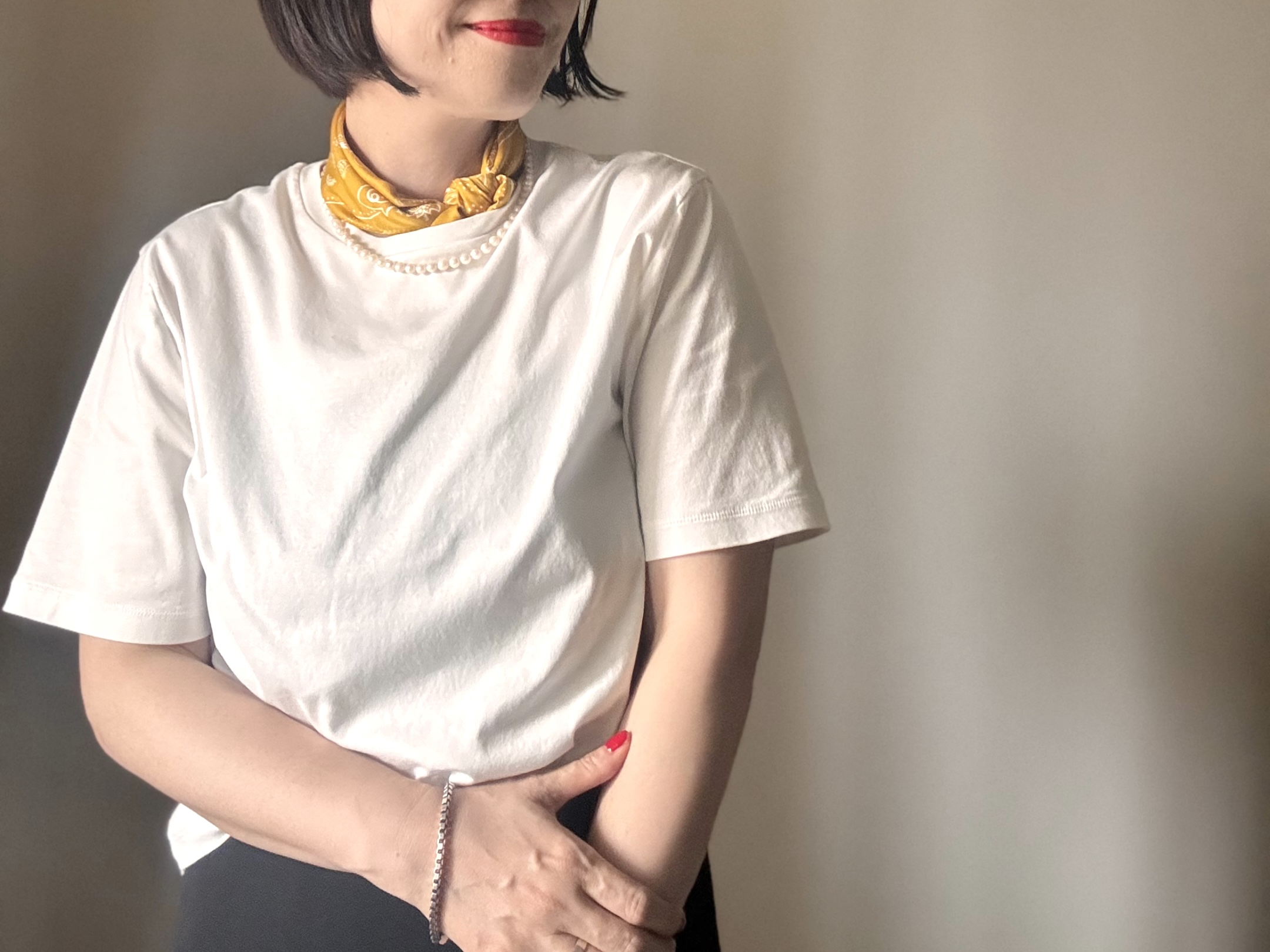 「Tシャツ1枚」が怖くない！40代の二の腕・背中をスッキリ見せる初夏の“細見え”トップス術