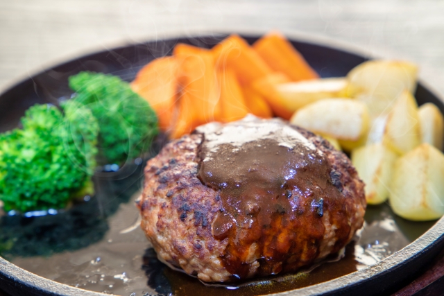 普通のハンバーグに戻れなくなるかも…！一度入れるとやみつきになる調味料とは？