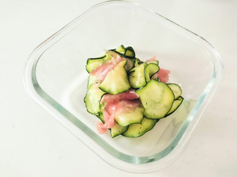 切って和えるだけで絶品！旬のズッキーニを大量消費できる「生ハムの洋風浅漬け」