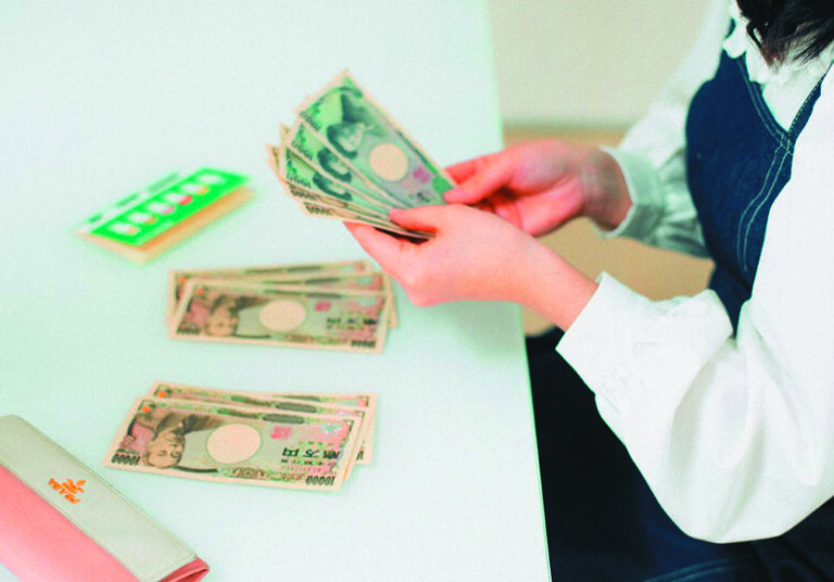 【年100万貯まる】年収300〜400万円台の達人が実践するリアル貯めテク